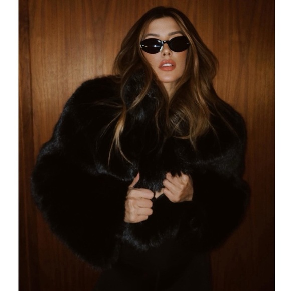 ALO Yoga Opulent Faux Fur Cropped Jacket Black - Picture 11 of 14